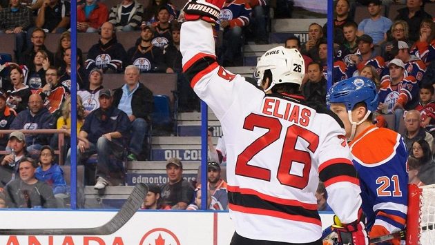 Útočník New Jersey Patrik Eliáš (zády) se raduje z gólu v zápasu proti Edmontonu. Útočník New Jersey Patrik Eliáš (zády) se raduje z gólu v zápasu proti Edmontonu.