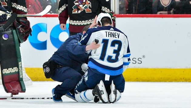 Levé křídlo Winnipegu Jets Brandon Tanev v péči týmových lékařů poté, co ho do hlavy zasáhla střela spoluhráče Tylera Myerse. Levé křídlo Winnipegu Jets Brandon Tanev v péči týmových lékařů poté, co ho do hlavy zasáhla střela spoluhráče Tylera Myerse.