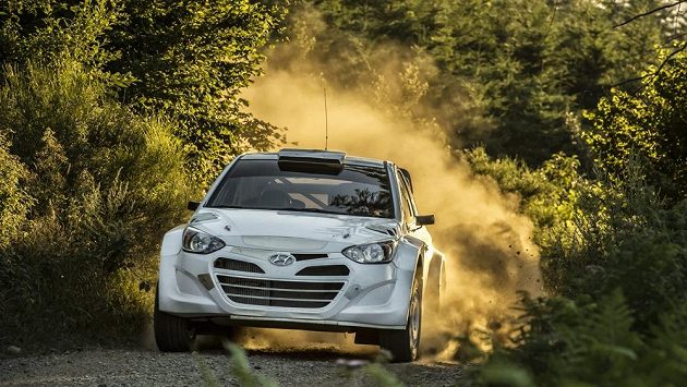 Vůz Hyundai i20 WRC při šotolinovém testu ve Francii. Vůz Hyundai i20 WRC při šotolinovém testu ve Francii.