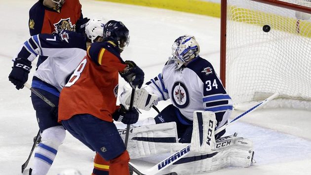 Český útočník Jaromír Jágr (68) střílí první gól do sítě Winnipegu v zápase NHL. Český útočník Jaromír Jágr (68) střílí první gól do sítě Winnipegu v zápase NHL.