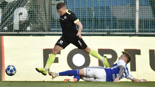 Tomáš Malinský z Liberce a Petr Mareš z Boleslavi v akci během utkání první ligy. Tomáš Malinský z Liberce a Petr Mareš z Boleslavi v akci během utkání první ligy.