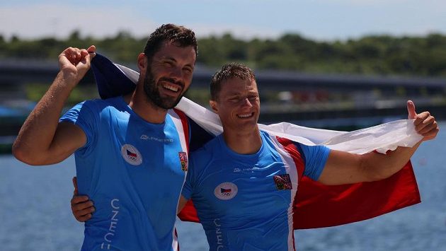 Josef Dostál (vlevo) a Radek Šlouf se radují ze zisku bronzové medaile na OH v Tokiu. Josef Dostál (vlevo) a Radek Šlouf se radují ze zisku bronzové medaile na OH v Tokiu.