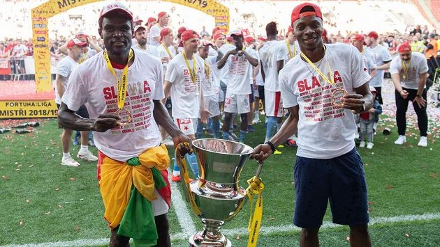 Fotbalisté Slavie Michael Ngadeu a Ibrahim Traoré s trofejí pro vítěze ligy. Fotbalisté Slavie Michael Ngadeu a Ibrahim Traoré s trofejí pro vítěze ligy.