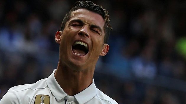 Cristiano Ronaldo v průběhu ligového duelu s Alavésem. Cristiano Ronaldo v průběhu ligového duelu s Alavésem.