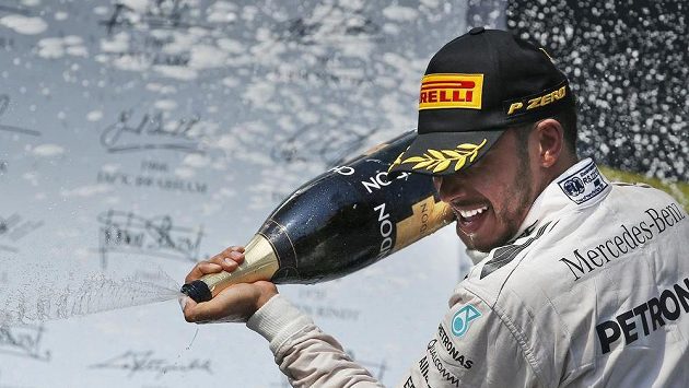 Brit Lewis Hamilton oslavuje triumf v Maďarsku. Brit Lewis Hamilton oslavuje triumf v Maďarsku.