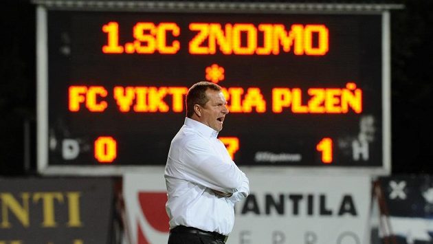 Plzeňský trenér Pavel Vrba v utkání proti Znojmu. Plzeňský trenér Pavel Vrba v utkání proti Znojmu.