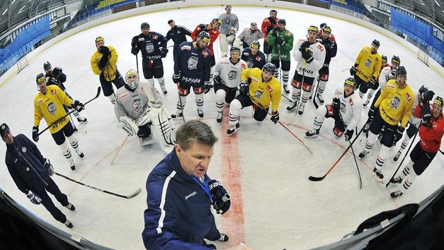 Liberecký trenér Rostislav Čada (v popředí) udílí pokyny svým hráčům na tréninku. Liberecký trenér Rostislav Čada (v popředí) udílí pokyny svým hráčům na tréninku.