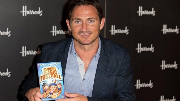Fotbalista Frank Lampard se svou knižní prvotinou Frankův kouzelný fotbal. Fotbalista Frank Lampard se svou knižní prvotinou Frankův kouzelný fotbal.