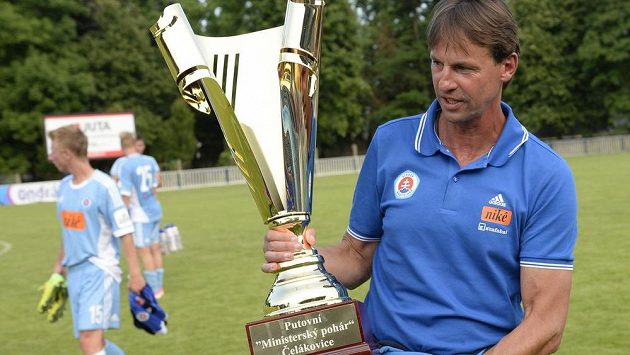 Trenér Slovanu František Straka s pohárem pro vítěze turnaje v Čelákovicích. Trenér Slovanu František Straka s pohárem pro vítěze turnaje v Čelákovicích.