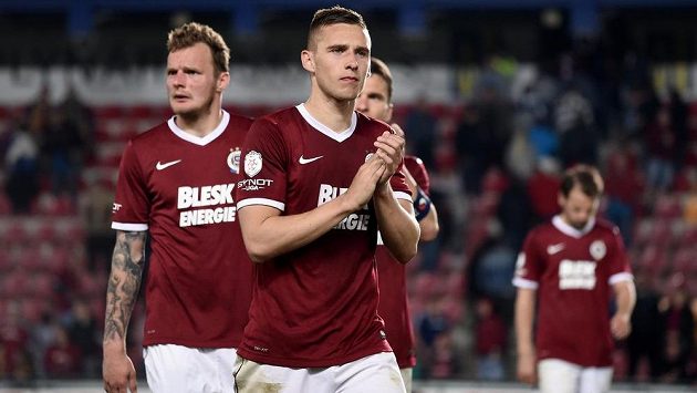 Zklamaný sparťan Pavel Kadeřábek po utkání s Plzní. Zklamaný sparťan Pavel Kadeřábek po utkání s Plzní.