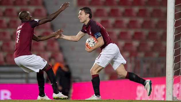 Sparťané Kehinde Fatai (vlevo) a David Lafata oslavují gól na 1:1 v duelu s Teplicemi. Sparťané Kehinde Fatai (vlevo) a David Lafata oslavují gól na 1:1 v duelu s Teplicemi.