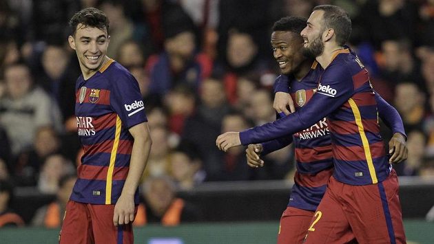 Fotbalisté Barcelony Kaptoum (uprostřed), Munir El Haddadi (vlevo) a Alex Vidal se radují z vyrovnávacího gólu ve Valencii. Fotbalisté Barcelony Kaptoum (uprostřed), Munir El Haddadi (vlevo) a Alex Vidal se radují z vyrovnávacího gólu ve Valencii.
