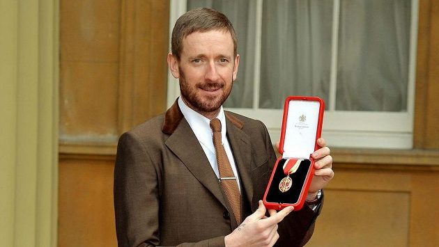 Britský cyklista Braldey Wiggins pózuje před Buckhinghamským palácem s medailí od královny Alžběty II. Britský cyklista Braldey Wiggins pózuje před Buckhinghamským palácem s medailí od královny Alžběty II.