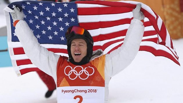 Americký snowboardista Shaun White vybojoval v Pchjongčchangu třetí olympijské zlato v U-rampě. Americký snowboardista Shaun White vybojoval v Pchjongčchangu třetí olympijské zlato v U-rampě.