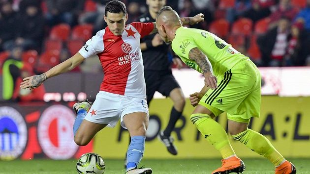 Zleva Nicolae Stanciu ze Slavie a Matúš Čonka z Karviné. Zleva Nicolae Stanciu ze Slavie a Matúš Čonka z Karviné.