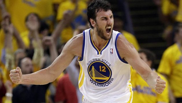 Andrew Bogut z Golden State Warriors slaví postup přes Denver. Andrew Bogut z Golden State Warriors slaví postup přes Denver.
