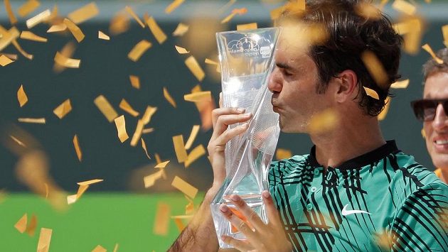 Roger Federer s trofejí za triumf na turnaji v Miami. Roger Federer s trofejí za triumf na turnaji v Miami.