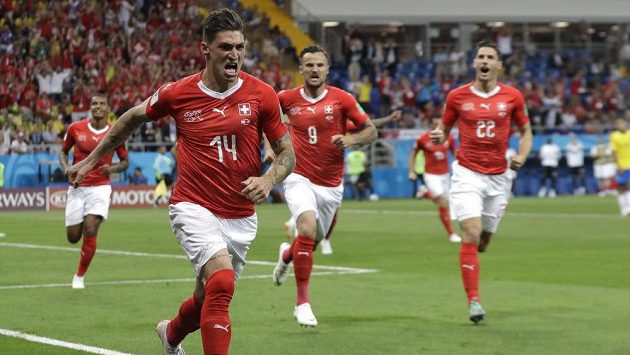 Švýcar Steven Zuber slaví, právě proti Brazílii vyrovnal na 1:1. Švýcar Steven Zuber slaví, právě proti Brazílii vyrovnal na 1:1.