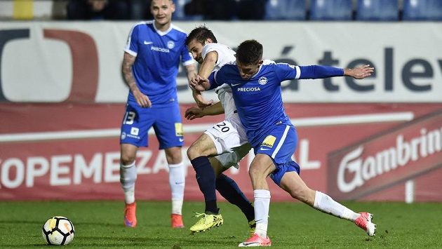 Liberecký Zdeněk Folprecht se často dere do šancí a svádí souboje s bránícími hráči, jako v duelu se Slováckem. Proti Teplicím na něho měla být odpískána penalta, ale sudí do píšťalky nezadul. Liberecký Zdeněk Folprecht se často dere do šancí a svádí souboje s bránícími hráči, jako v duelu se Slováckem. Proti Teplicím na něho měla být odpískána penalta, ale sudí do píšťalky nezadul.