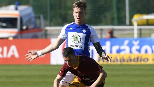 Petr Mareš z Boleslavi (vzadu) a Lukáš Holík z Dukly během utkání první fotbalové ligy. Petr Mareš z Boleslavi (vzadu) a Lukáš Holík z Dukly během utkání první fotbalové ligy.