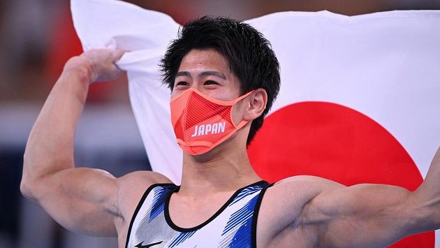 Japonec Daiki Hašimoto slaví olympijské zlato v gymnastice. Japonec Daiki Hašimoto slaví olympijské zlato v gymnastice.