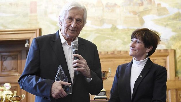 Fotbalový trenér Karel Brückner převzal z rukou Květy Peckové cenu Evropského hnutí fair play (EFPM) s podtitulem Spirit of Fair Play. Fotbalový trenér Karel Brückner převzal z rukou Květy Peckové cenu Evropského hnutí fair play (EFPM) s podtitulem Spirit of Fair Play.