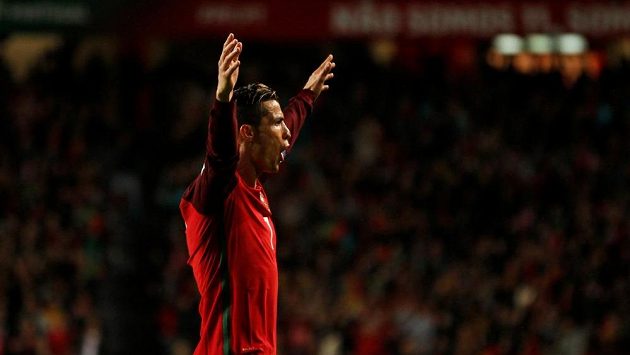 Cristiano Ronaldo oslavuje branku do sítě Maďarska. Cristiano Ronaldo oslavuje branku do sítě Maďarska.