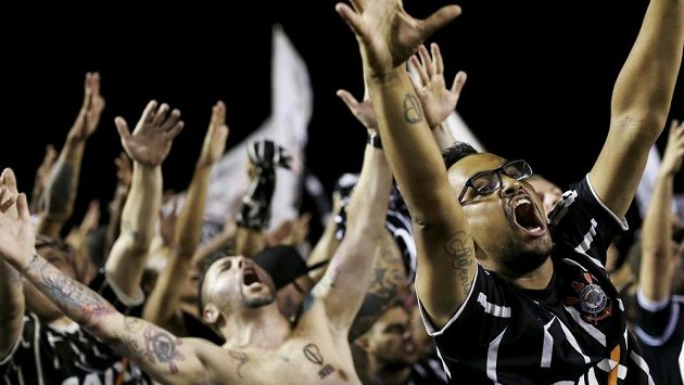 Fanoušci fotbalistů Corinthians jsou v extázi. Jejich oblíbený klub získal v brazilské lize další mistrovský titul. Fanoušci fotbalistů Corinthians jsou v extázi. Jejich oblíbený klub získal v brazilské lize další mistrovský titul.