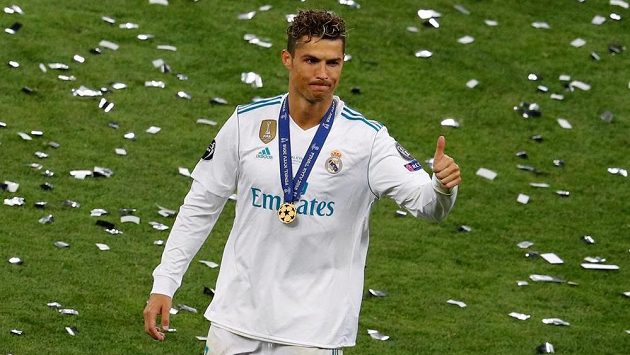 Legendární Cristiano Ronaldo slaví se spoluhráči z Realu Madrid triumf v Lize mistrů. Šlo o jeho poslední zápas s nimi? Legendární Cristiano Ronaldo slaví se spoluhráči z Realu Madrid triumf v Lize mistrů. Šlo o jeho poslední zápas s nimi?