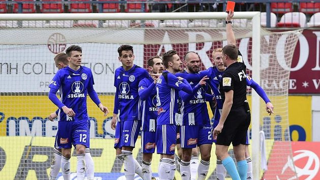 Hlavní sudí Petr Hocek uděluje červenou kartu pro Pabla Gonzáleze z Olomouce (uprostřed). Hlavní sudí Petr Hocek uděluje červenou kartu pro Pabla Gonzáleze z Olomouce (uprostřed).
