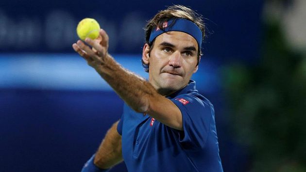 Roger Federer servíruje ve finále turnaje v Dubaji. Roger Federer servíruje ve finále turnaje v Dubaji.