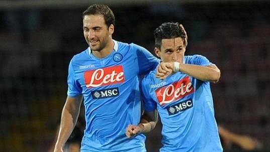 Gonzalo Higuaín (vlevo) a José Callejón slaví gól. Gonzalo Higuaín (vlevo) a José Callejón slaví gól.