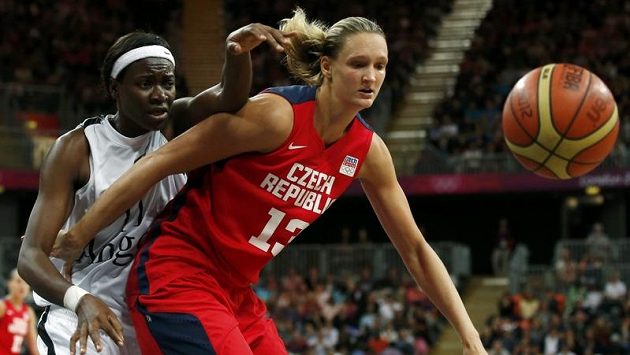 Petra Kulichová si kryje míč před Tomasovou z Angoly. Petra Kulichová si kryje míč před Tomasovou z Angoly.