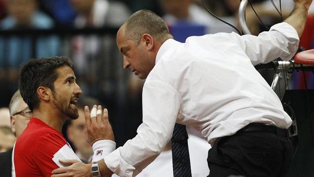 Janko Tipsarevič rozmlouvá s umpirovým rozhodčím Pascalem Mariou Janko Tipsarevič rozmlouvá s umpirovým rozhodčím Pascalem Mariou