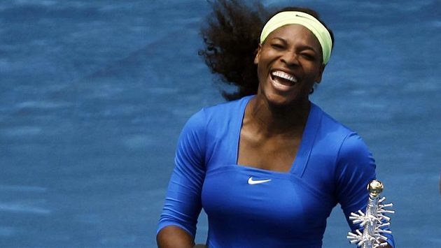 Serena Williamsová s trofejí pro vítězku turnaje v Madridu Serena Williamsová s trofejí pro vítězku turnaje v Madridu