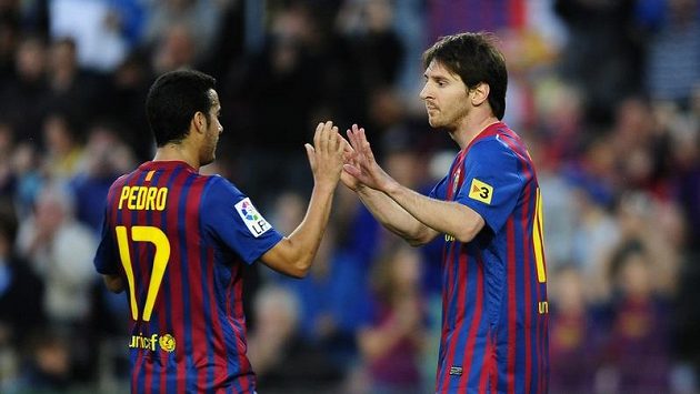 Lionel Messi (vpravo) oslavuje s Pedrem. Lionel Messi (vpravo) oslavuje s Pedrem.