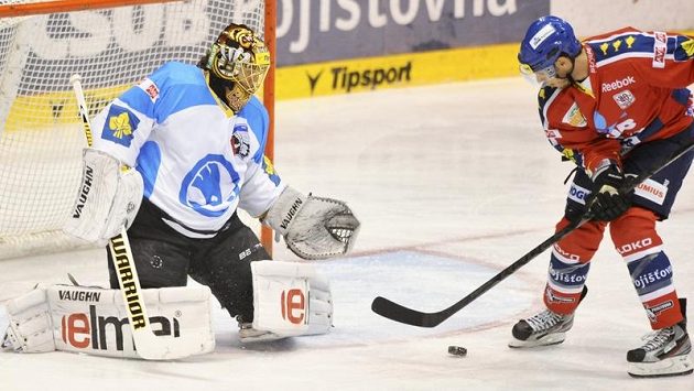 Brankář Plzně Tuukka Rask (vlevo) zasahuje proti střele Davida Krejčího z Pardubic. Brankář Plzně Tuukka Rask (vlevo) zasahuje proti střele Davida Krejčího z Pardubic.