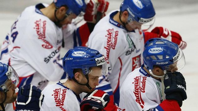 Smutek českých hokejistů po porážce se Švédskem v závěrečném utkání Channel One Cupu. Smutek českých hokejistů po porážce se Švédskem v závěrečném utkání Channel One Cupu.