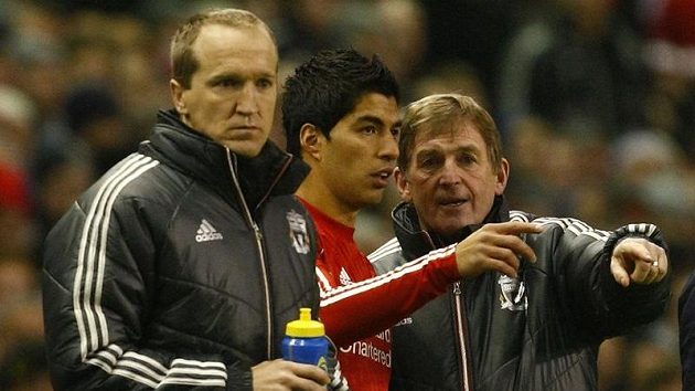 Luis Suarez (uprostřed) s trenéry Liverpoolu Luis Suarez (uprostřed) s trenéry Liverpoolu