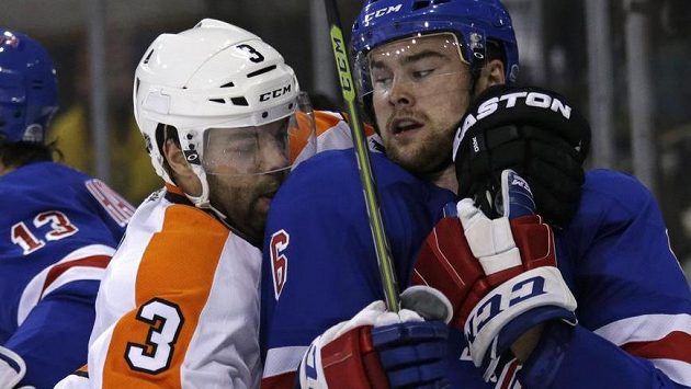 Radko Gudas (vlevo) drží Dylana McIlratha z New Yorku Rangers. Radko Gudas (vlevo) drží Dylana McIlratha z New Yorku Rangers.