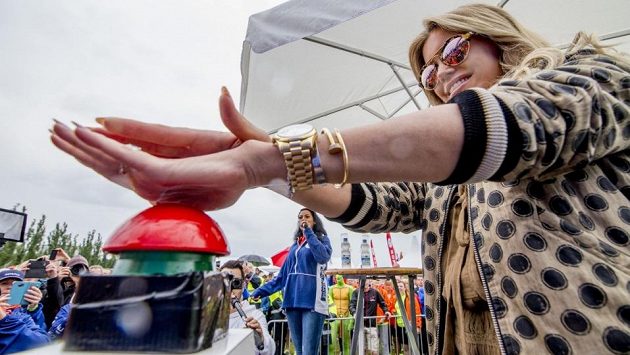Závod letos odstartovala známá nizozemská moderátorka a modelka Sylvie Meis. Závod letos odstartovala známá nizozemská moderátorka a modelka Sylvie Meis.