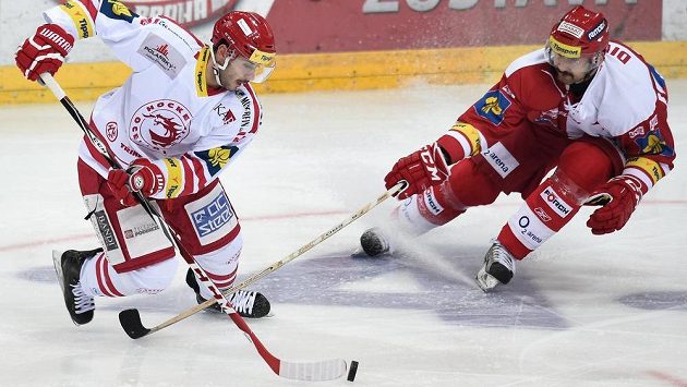 Třinecký útočník Erik Hrňa (vlevo) v souboji s Tomášem Divíškem ze Slavie. Třinecký útočník Erik Hrňa (vlevo) v souboji s Tomášem Divíškem ze Slavie.