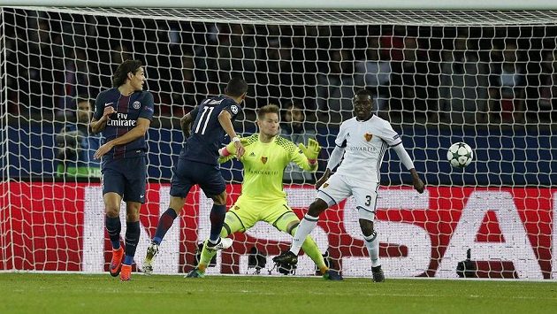 Brankář Basileje Tomáš Vaclík (druhý zprava) inkasuje po hlavičce Angela di Maríi z PSG. Brankář Basileje Tomáš Vaclík (druhý zprava) inkasuje po hlavičce Angela di Maríi z PSG.