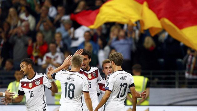 Němečtí fotbalisté se radují po jedné ze tří branek, kterou vstřelili ve Frankfurtu Polákům. Němečtí fotbalisté se radují po jedné ze tří branek, kterou vstřelili ve Frankfurtu Polákům.