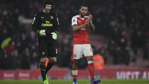 Brankář Arsenalu Petr Čech kráčí ze hřiště se spoluhráčem Theo Walcottem po utkání Premier League s Watfordem. Brankář Arsenalu Petr Čech kráčí ze hřiště se spoluhráčem Theo Walcottem po utkání Premier League s Watfordem.
