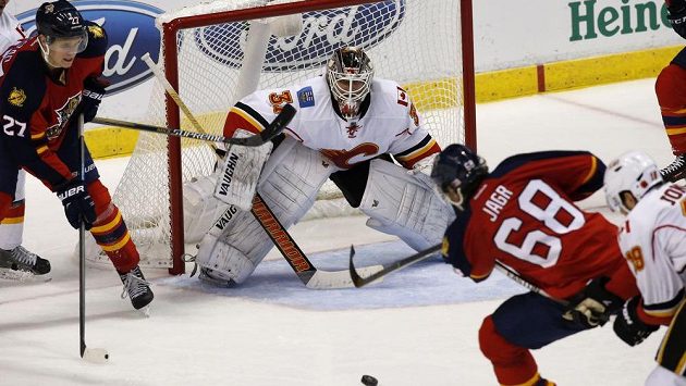 Útočník Jaromír Jágr střílí vítězný gól Floridy v duelu s Calgary. Útočník Jaromír Jágr střílí vítězný gól Floridy v duelu s Calgary.