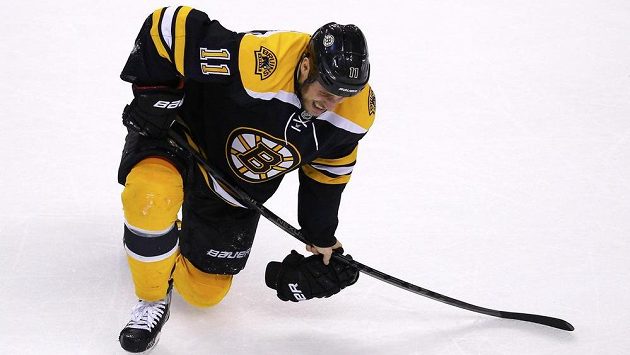 Zraněný Gregory Campbell z Bostonu se s bolestivou grimasou zvedá z ledu. Zraněný Gregory Campbell z Bostonu se s bolestivou grimasou zvedá z ledu.