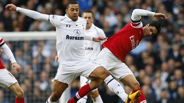 Fotbalista Arsenalu Mikel Arteta (vpravo) v souboji s Mousou Dembelem z Tottenhamu. Fotbalista Arsenalu Mikel Arteta (vpravo) v souboji s Mousou Dembelem z Tottenhamu.