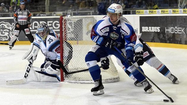 Martin Erat z Brna a brankář Liberce Roman Will. Martin Erat z Brna a brankář Liberce Roman Will.