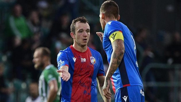 Autor druhého gólu Plzně Miroslav Káčer se raduje se spoluhráčem. Autor druhého gólu Plzně Miroslav Káčer se raduje se spoluhráčem.